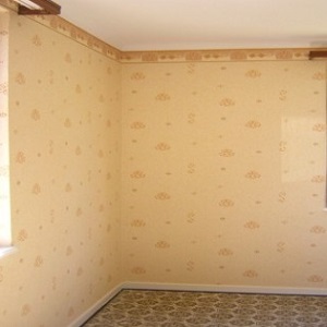 papier peint standard vinyl avec pose d'une frise en partie haute